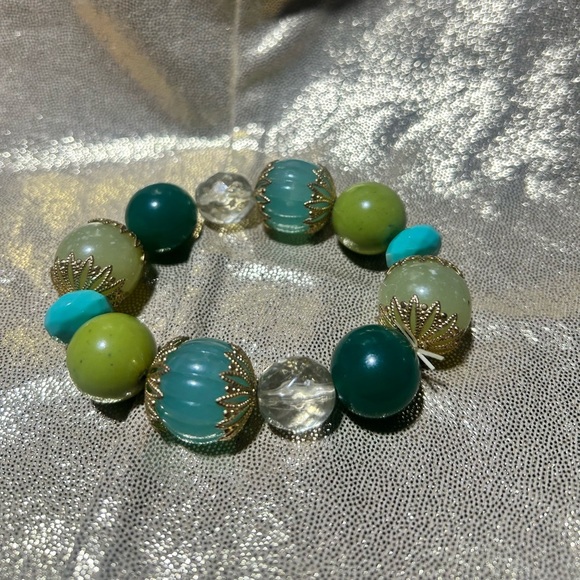 Vintage Chic Multicolor Beaded Bracelet with Gold Accents - Picture 3 of 4